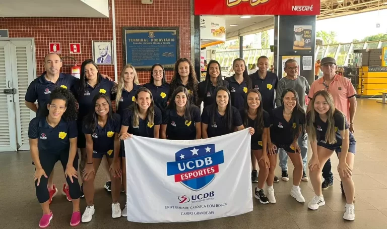 Meninas da Serc/UCDB antes de embarque para Cascavel (Foto: Divulgação)